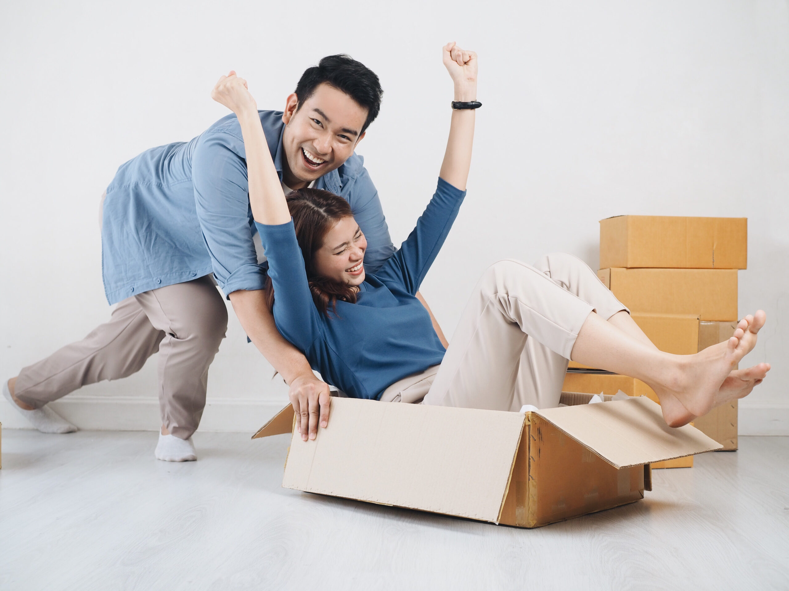 shutterstock 1376565914 young couple in cardboard box 2 scaled